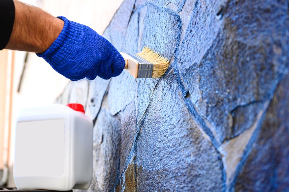 como revestir una pared de piedra natural