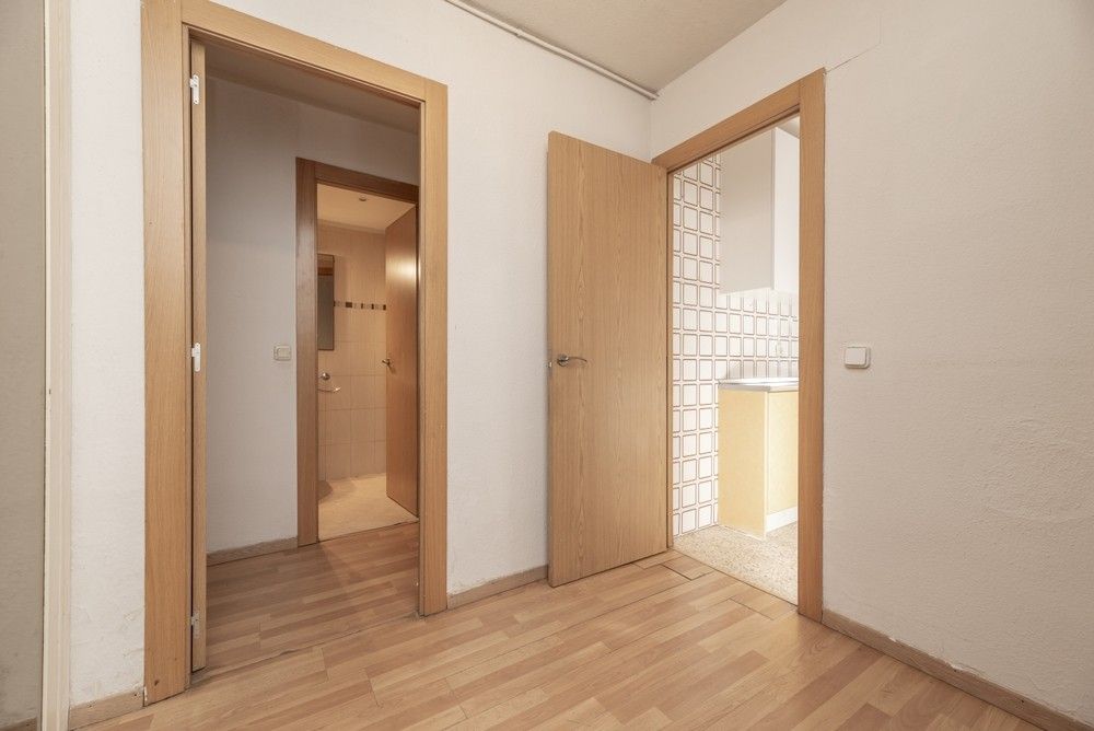 ¿En qué dirección se coloca el suelo de madera?